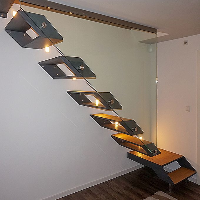 moderne, gerade Treppe im Innenbereich: Rautenförmige Einzelkassetten mit Holzeinlage und Ganzglasemelement