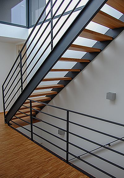 geradläufige Treppe aus U-Stahl im Innenbereich, Innentreppe, mit einem zeitlosen Geländer aus Flachstahl in dunkel grau pulverbeschichtet.
