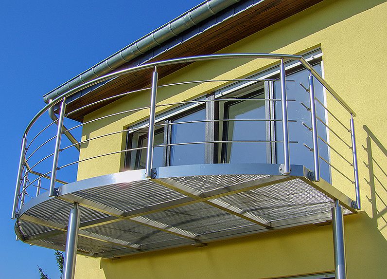 Balkonanlage, Anbaubalkon, Balkonkonstruktion komplett aus Edelstahl gefertigt inkl. V2A Gitterrosten, mit einem schönen und zeitlosen Geländer aus Inox.