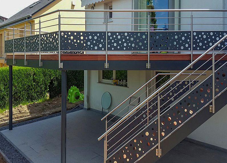 Balkonanlage, Balkonkonstruktion und einem Treppenabgang in den Garten, Oberfläche verzinkt und farbig pulverbeschichtet mit einem Edelstahlgeländer mit Aluminium Blechen mit Design Lochungen.