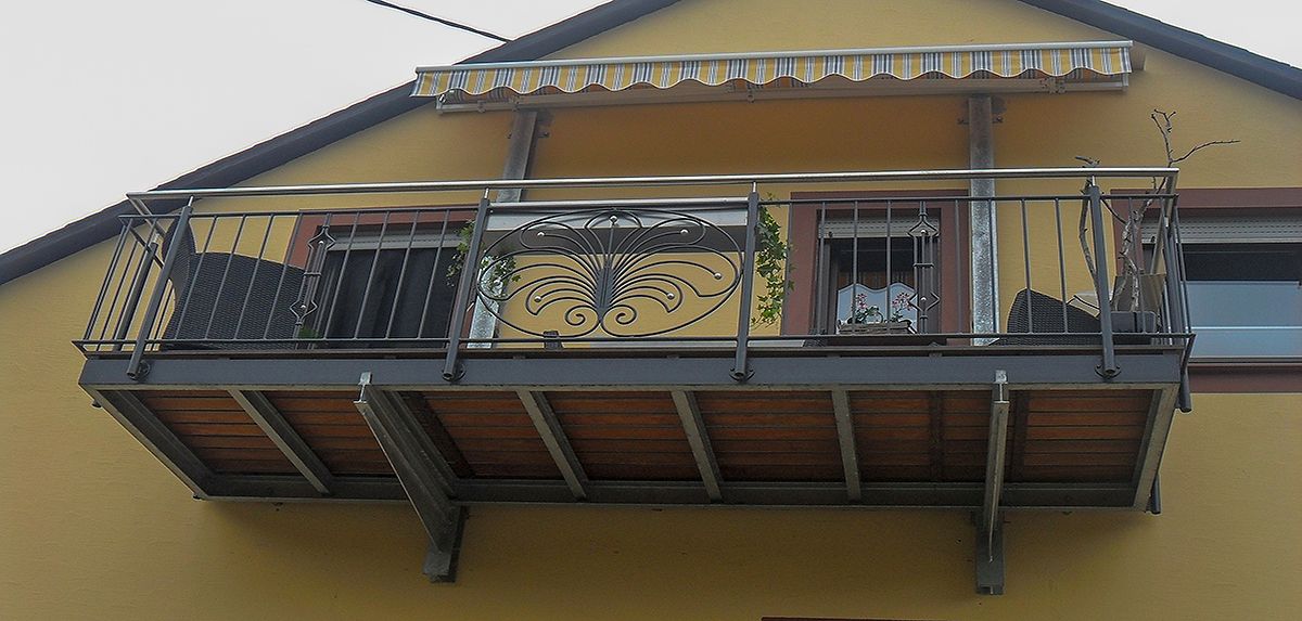 freitragender Balkon, verzinkt und lackiert mit Bodenbelag aus Bangkirai Holz, Geländer mit Ornament