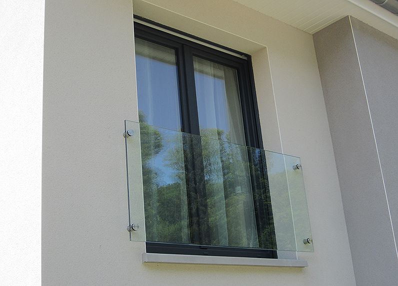 bodentiefes Fenster, französischer Balkon aus Verbundsicherheitsglas klar, mit Punkthaltern fixiert
