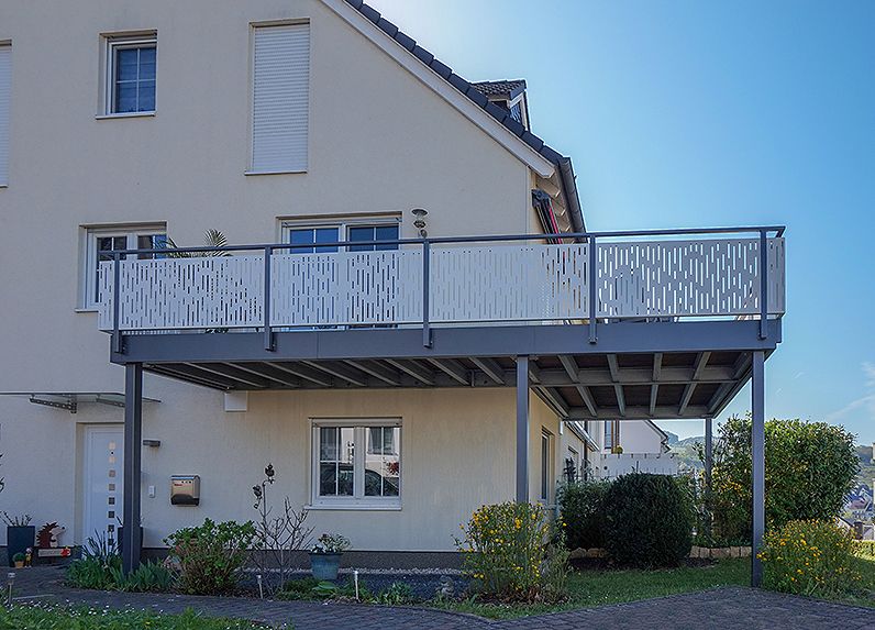Verzinkte und pulverbeschichteter Balkon mit bicolorem Geländer in weiß und anthrazit