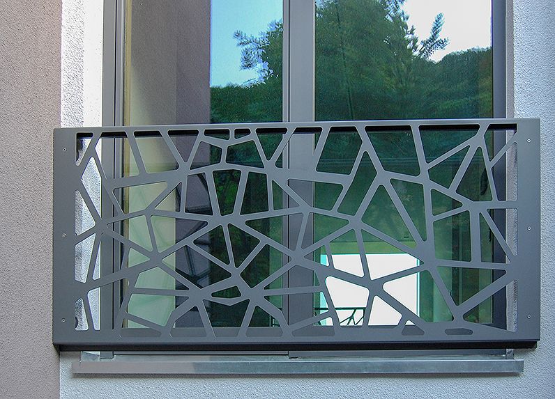 Geländer vor bodentiefem Fenter, französischer Balkon, mit perforiertem Blech