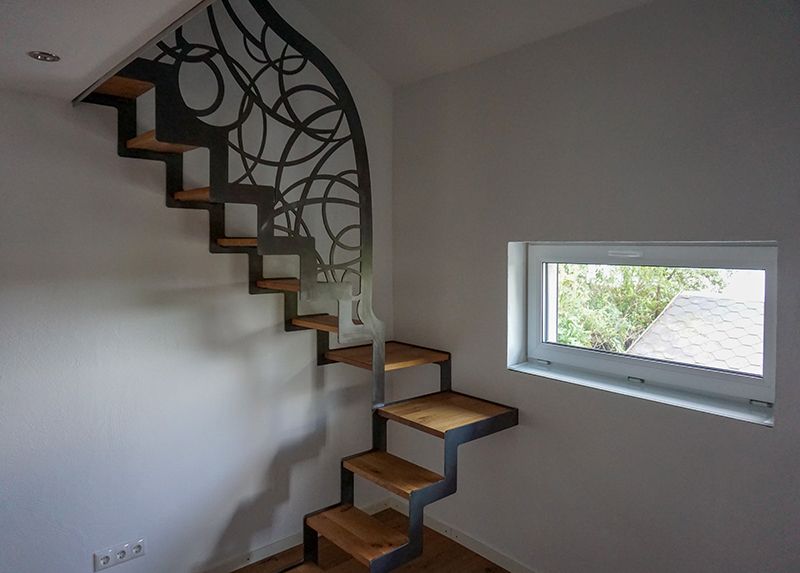 kleine Treppe im Dachgeschoss, Raumspartreppe mit modernem Geländer mit Perforation und Eiche Stufen.