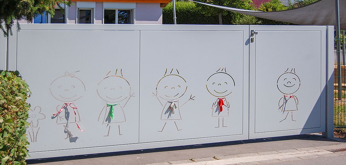zweiflügiges Tor, als Drehtor gestaltet mit Laserausschnitten mit Kinder Karikaturen für einen Kindergarten Creche.
