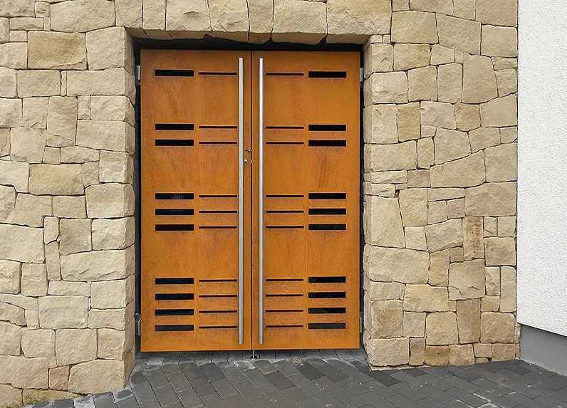 Doppeltür aus Cortenstahl mit Rostoptik für eine Müllbox mit Stoßgriffen aus Edelstahl.