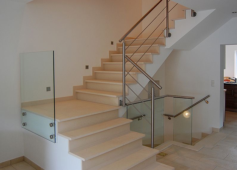 klassisches und zeitloses Treppengeländer aus Edelstahl mit horizontalen Füllstäben