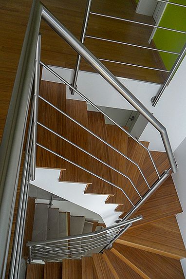Treppengeländer aus Edelstahl mit horizontalen Füllstäben