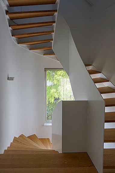 Stahltreppe und Geländer in einem. Stahlblech 10 mm dick, übergehend in Geländer, Oberfläche in weiß lackiert, Stufen in Eiche.