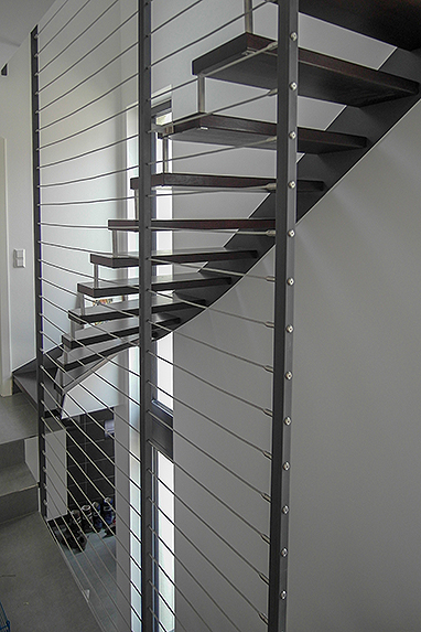 Geländer, Treppengeländer, Raumteiler: Modern gestaltet mit horizontal angeordneten Drahtseilen aus Edelstahl.