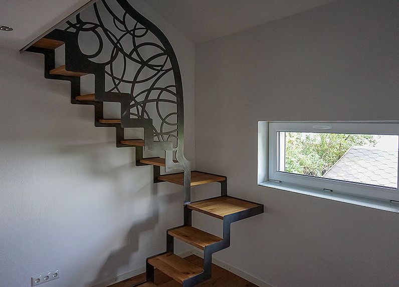 Treppen mit integriertem Geländer in Schwarzstahl (Blaustahl) mit Stufen in Eiche und einem modernen Design. Oberfläche geölt.