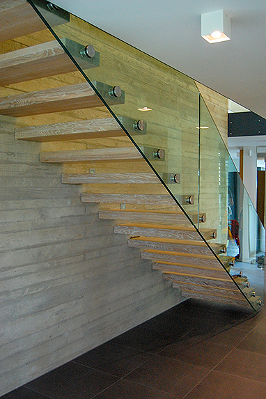 Treppengeländer im Innenbereich als Ganzglasgeländer gestaltet mit Punkthaltern fixiert