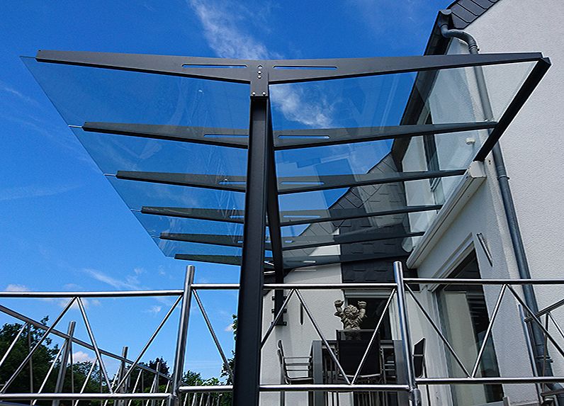 Terrassenüberdachung aus Stahl mit Glas