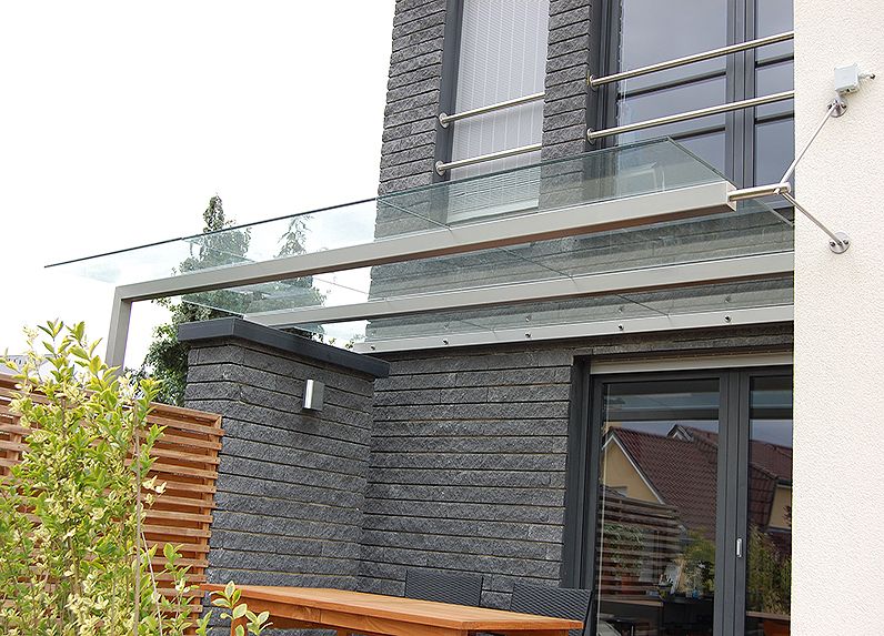 Terrassenüberdachung aus Stahl mit Glas