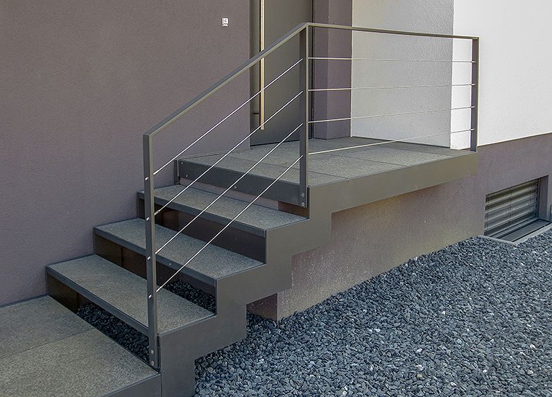 Treppe außen, Haustür, Treppe in abgetreppter, gerade Form mit Podest, Oberfläche verzinkt und pulverbeschichtet, Geländer aus Flachstahl mit Edelstahl Drahtseilen.