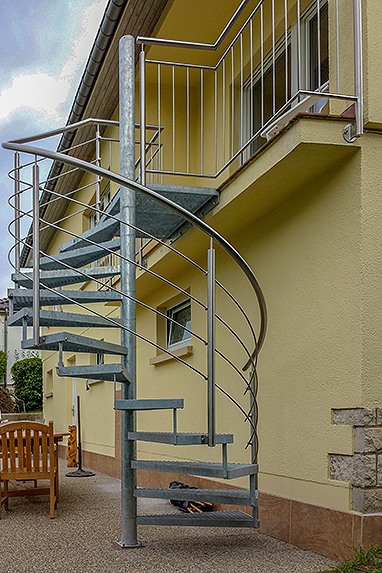 verzinkte Spindeltreppe mit Stufen aus Gitterrost und einem Edelstahl Geländer