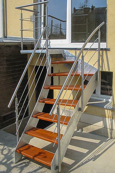 verzinkte, viertelgewendelte Stahltreppe aus Flacheisen mit Holzstufen, Oberfläche feuerverzinkt, zeitloses Geländer aus Edelstahl