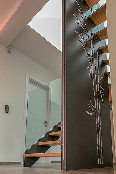 halbgewendelte, stylische und moderne Treppe mit Ganzglasgeländer, Eiche Holzstufen und integrierter Beleuchtung. Steuerung über Alexa